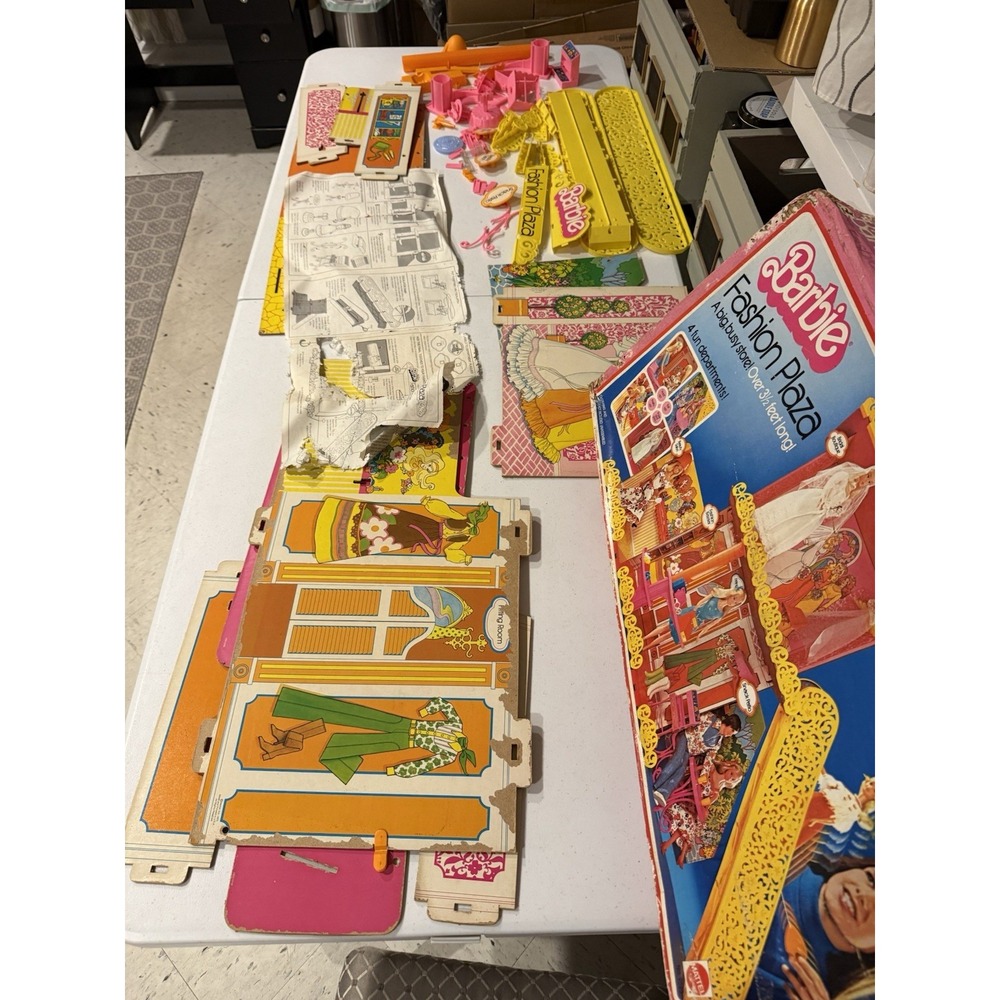 1975 VINTAGE BARBIE FASHION PLAZA Shopping Mall Near Complete See Pics And Info